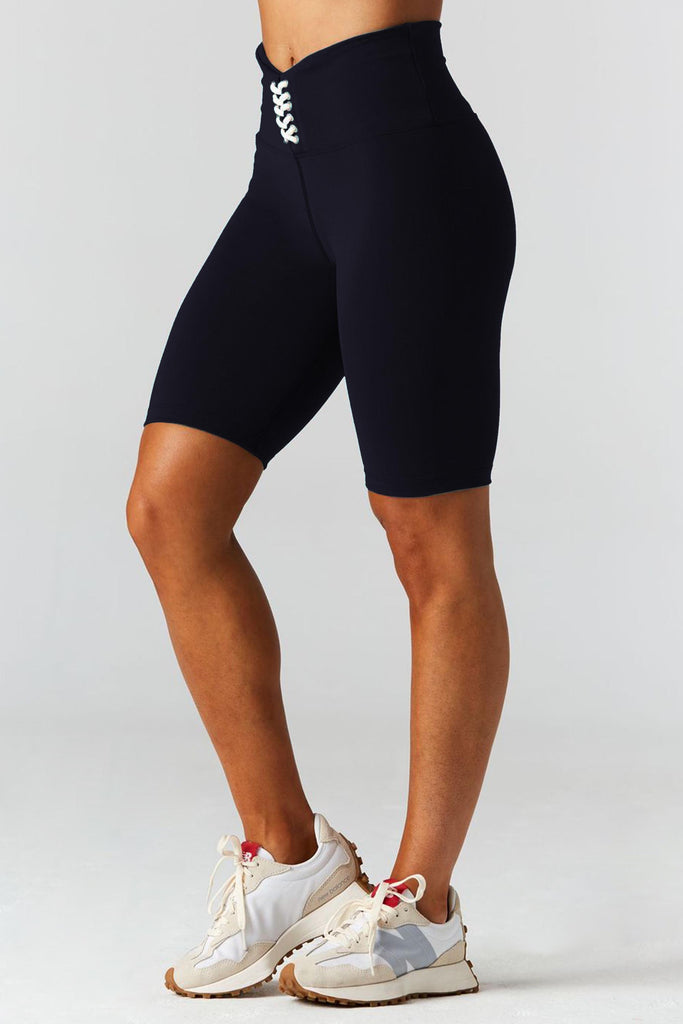 Woman is wearing 925 fit Short Time navy high-rise bermuda short